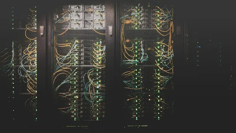 Gabinetes de servidores con cables de red ordenados en un centro de datos